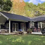 Retreat With Outdoor Lounge Area 度假居 *