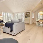 Retreat With Outdoor Lounge Area 度假居 *