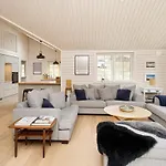 Retreat With Outdoor Lounge Area 度假居 *