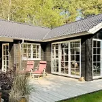 Retreat With Outdoor Lounge Area 度假居 Vejby