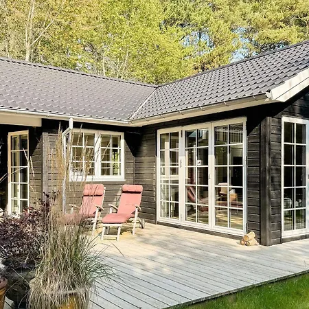 Retreat With Outdoor Lounge Area בית נופש Vejby