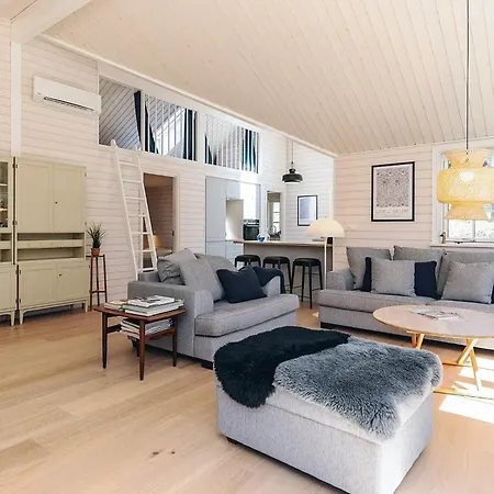 Retreat With Outdoor Lounge Area בית נופש Vejby